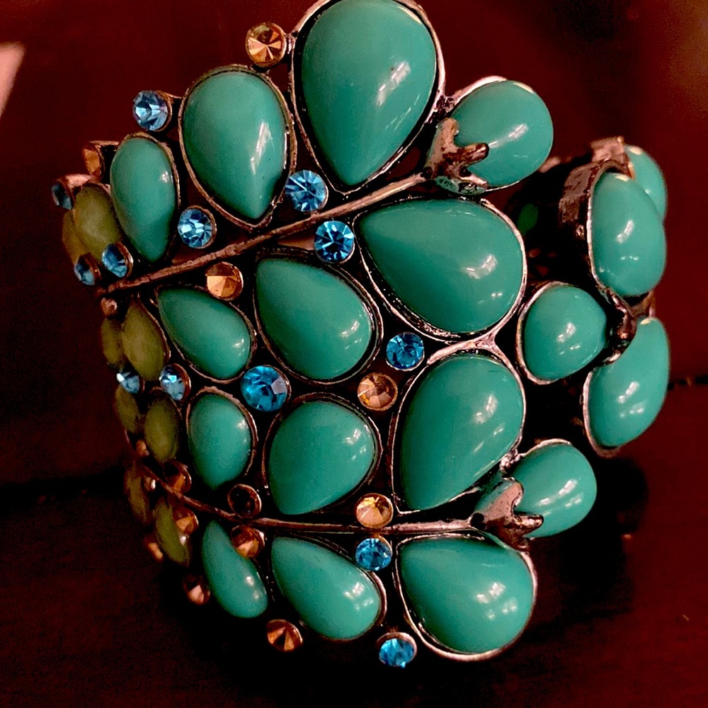 Beautiful Costume Jewelry bracelet. Turquoise color. Looks stunning